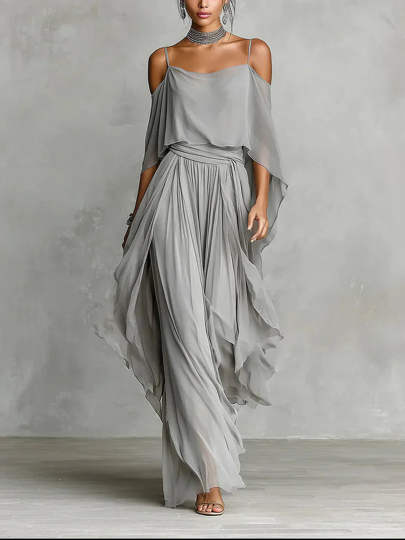 Conjunto de Chiffon Gris con Top Fluido de Hombros Descubiertos y Pantalón