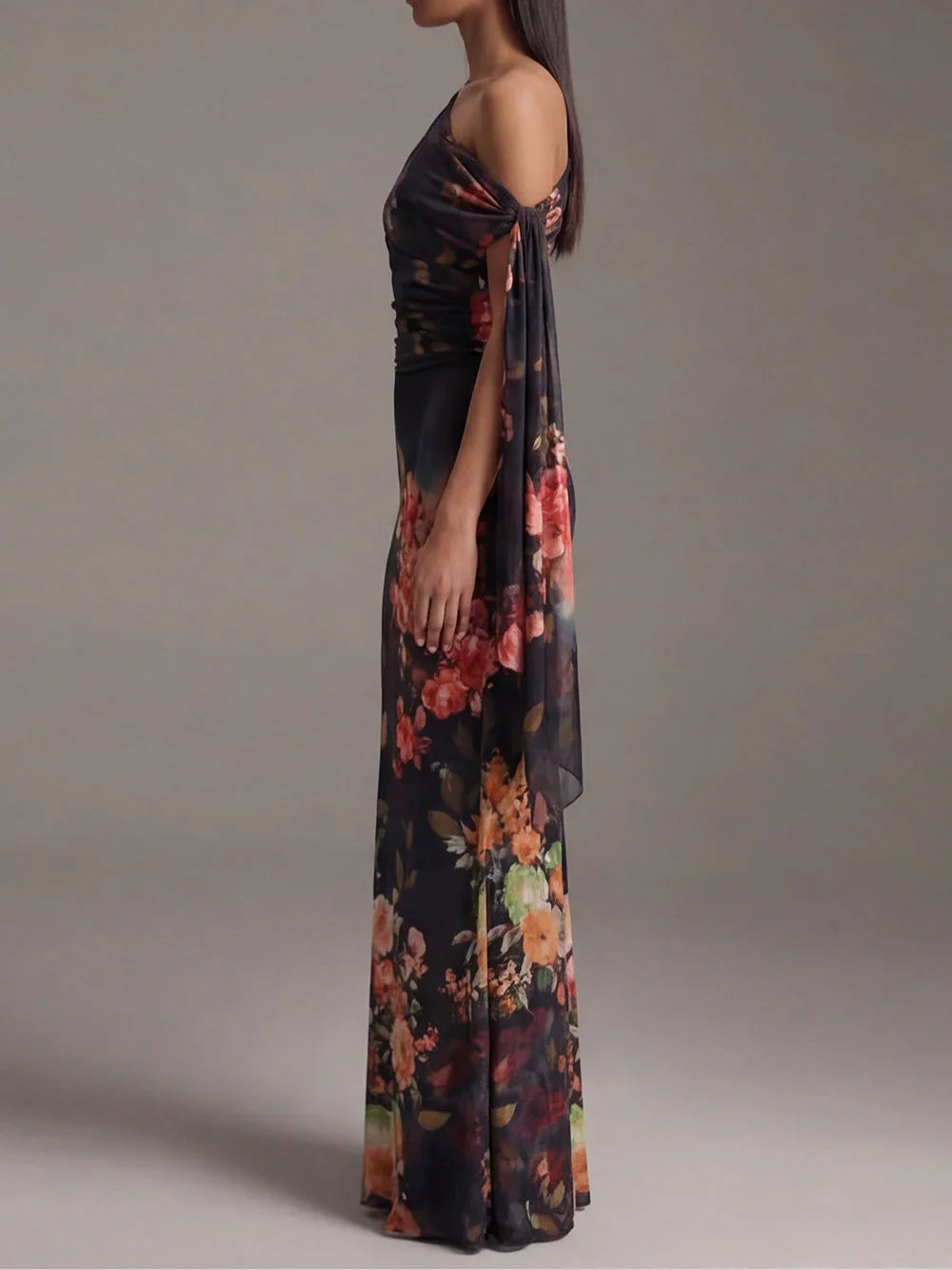 Vestido Maxi Plisado de Chiffon Estampado Negro de Un Solo Hombro