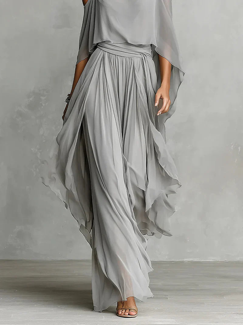 Conjunto de Chiffon Gris con Top Fluido de Hombros Descubiertos y Pantalón