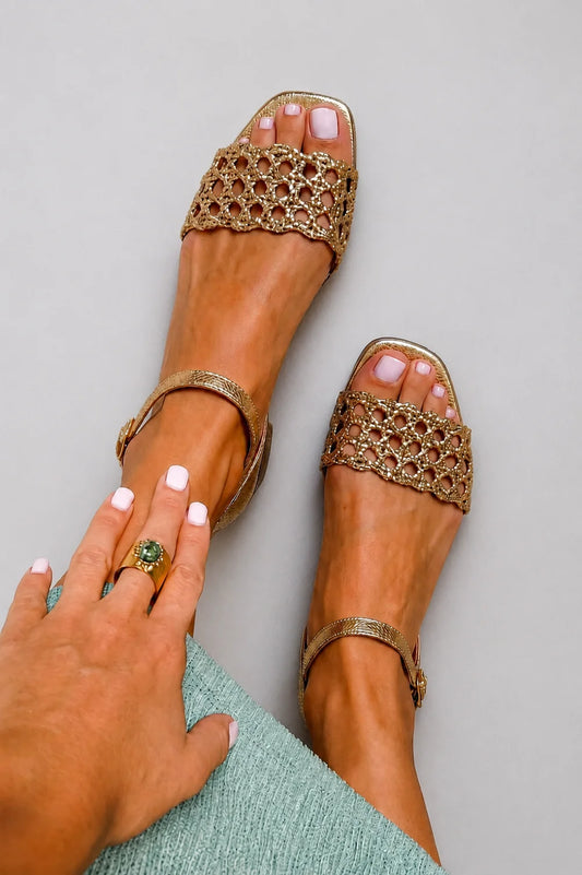 Aurora Gyllene Sommarsandaler Med Charm