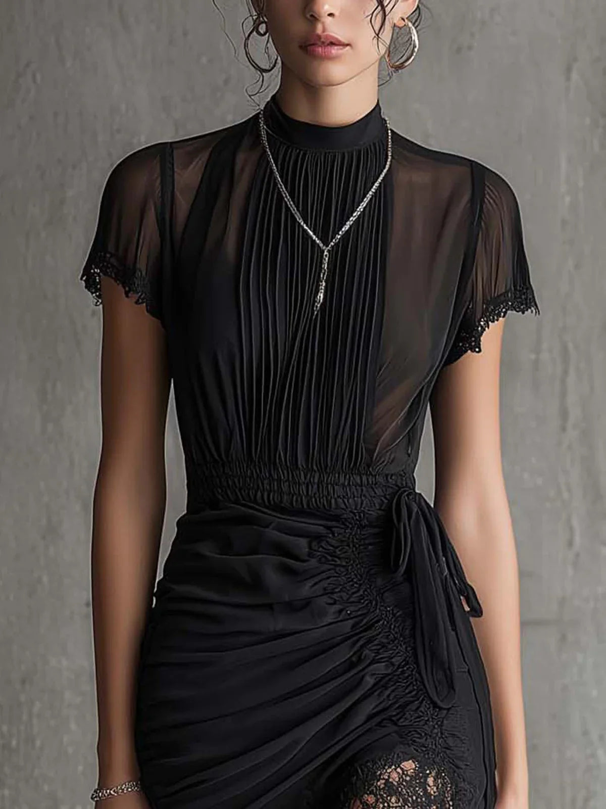 Vestido Mini de Chiffon Negro con Cintura Plisada y Detalles de Encaje
