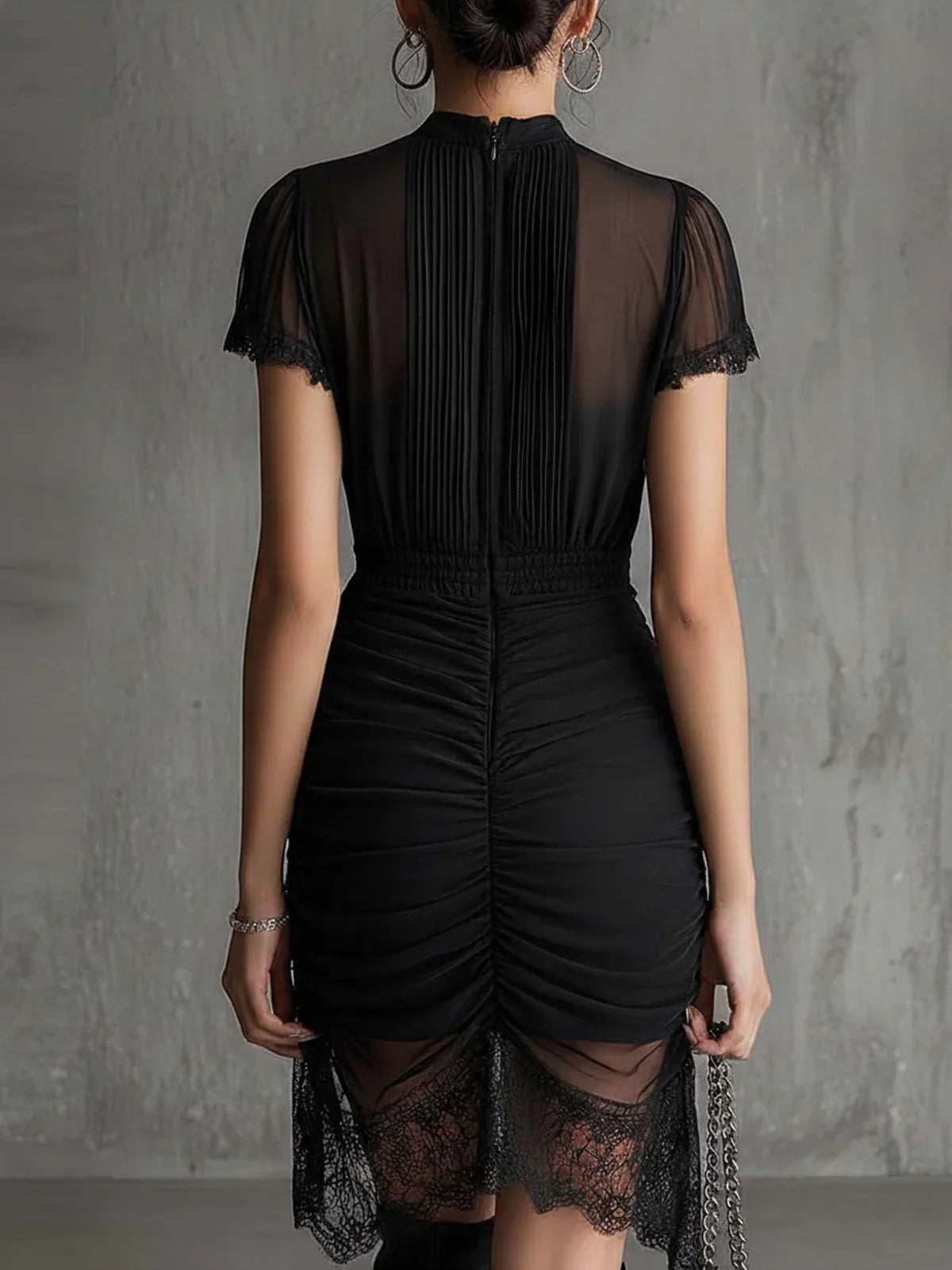 Vestido Mini de Chiffon Negro con Cintura Plisada y Detalles de Encaje