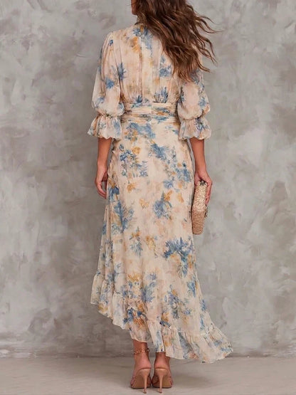 Lovisa Maxiklänning i chiffong med blommönster, hög hals och asymmetrisk fåll